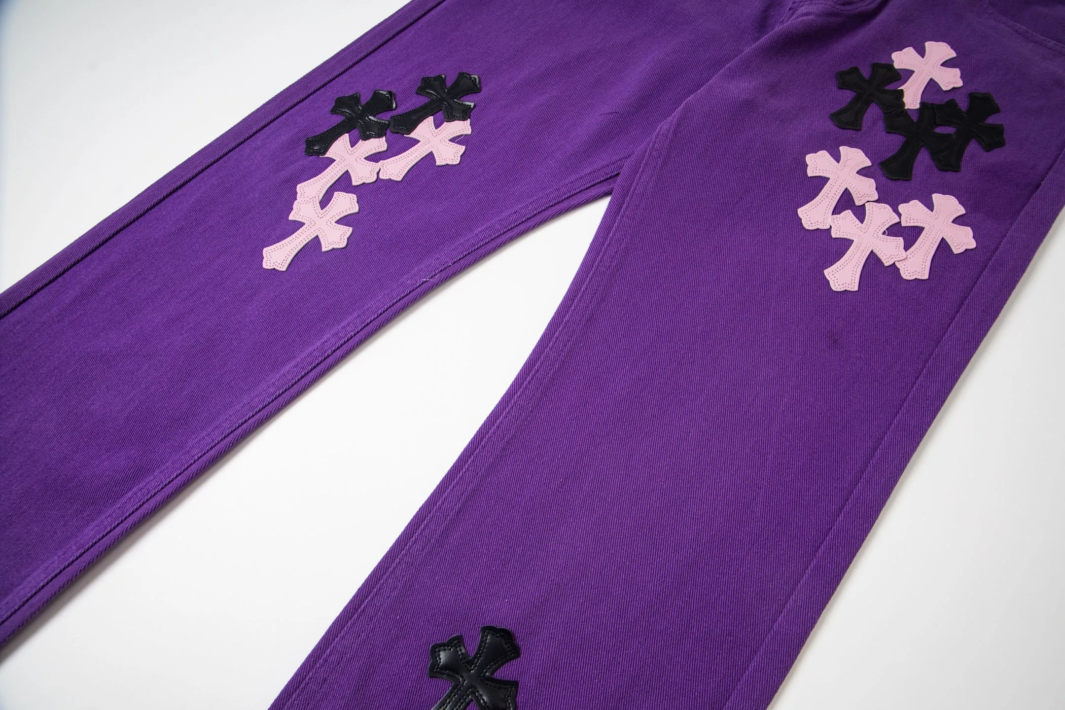 P240 Chrome Hearts Overseas limited edition violet patchwork leather cross hot girl couple jeans are a hot item this season and are sought after by countless celebrities and fashionistas. The neat details of the cutting process add color to the playful fashion! The neat and meticulous design, and the well-fitting structure is unique. The upper body not only has outstanding recognition, but also looks younger and younger. A style with the ultimate wearing meaning and performance, gorgeous color matching, and the craftsmanship of this style is also extremely extraordinary. After the finished product is washed, it is disassembled and hand-made with sheepskin cross leather and then spliced ​​together to complete. The whole piece has too many craftsmanship to describe. It is decorated with patchwork cross flowers and high-waisted washed jeans! ! Absolutely high-end luxury product, a god-level single product, a super popular product, made by top heavy industry, a magic weapon that cannot be missed to hit the streets. Style number: 1837 Size: 28 30 32 34 Color: purple